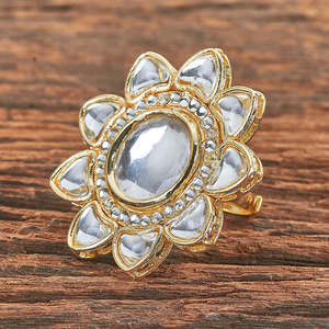 Venta al por mayor de alta calidad de moda Indo Western chapado en oro anillo ajustable con aspecto clásico 109545 - Product Image 1