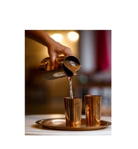 Verre de cuivre martelé traditionnel favorisant la culture du bien-être grâce aux anciennes pratiques indiennes consistant à boire de l'eau stockée purifiée - Product Image 4