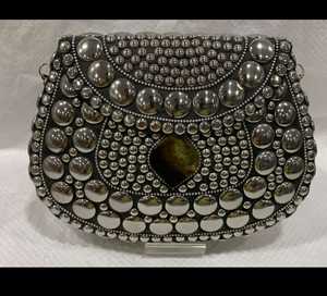 กระเป๋าคลัทช์ลายโมเสคแบบมีสายสะพายทำจากโลหะทรงรีประดับด้วยลูกปัดมุกแบบอินเดีย - Product Image 2