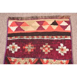 Alfombra Turca Herki de 1.7x12.3 pies, Alfombra Vintage de Lana con Parches Rojos - Product Image 5