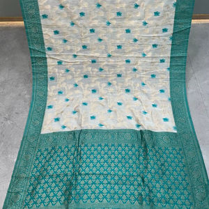 Sari Tradicional de Viscosa Shringar Elegance para Mujer - Ideal para Fiestas de Invierno, Sin Arrugas y Absorbente de Humedad - Product Image 1