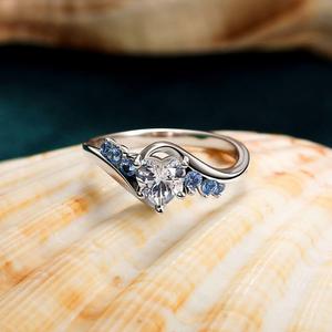 แหวนหมั้นแบบบายพาส Jeulia Custom ประดับด้วยโมอิสซาไนต์ชุบโรเดียม - Product Image 4