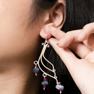 beGems Vente en gros Boucles d'oreilles créoles tendance en cuivre naturel motif aile d'ange pour femme, bijoux décontractés et éthérés - Product Image 4