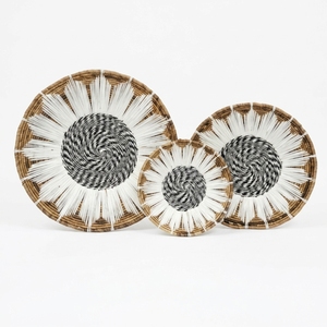 Ensemble de paniers en macramé en plastique recyclé à base de peau de banane naturelle, décoration murale tournesol, plateau rond peu profond, pour une mise en scène artistique pure et une décoration d'intérieur artisanale - Product Image 1