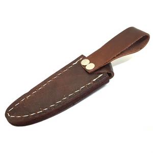 Ceci est un étui à couteau en cuir brun fait à la main avec des motifs décoratifs et une fermeture à pression en laiton, étui en cuir noir. - Product Image 3