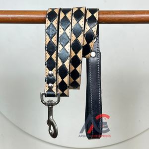 Produits pour animaux de compagnie les plus tendances Tendances de la mode Laisse pour chien personnalisée à carreaux usinée à la main en cuir véritable de luxe personnalisée Marche pour animaux de compagnie - Product Image 1