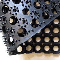 Drainage favorable Tapis de sol industriel en caoutchouc Usines Ateliers Hôtels Cuisines Drainage facile Déplacement pas facile Conception creuse