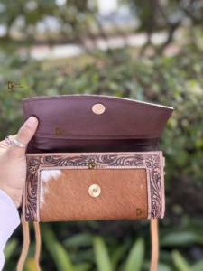 Pochette sculptée à la main, vente chaude, élégante pour femmes, en cuir de vache, avec poils, portefeuille élégant, pochette imperméable, nouveau design, multi-usages - Product Image 5