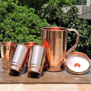 Jarra de metal de cobre de estilo Ayurvédico con estructura clásica y cuerpo pulido suave, perfecta para entornos centrados en el bienestar - Product Image 1