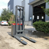 Chariot élévateur électrique tout-terrain pour la manutention des matériaux, capacité 1,5 à 2 tonnes, hauteur de levage 1,6 m à 4,5 m, opération debout, gerbeur automatique