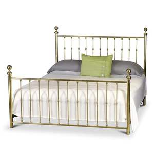 Estructura de cama minimalista de latón que combina líneas elegantes, tonos metálicos cálidos y un diseño duradero que brinda comodidad y resistencia al dormitorio. - Product Image 1