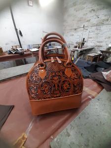 Bolso de mano de cuero de vaca de moda Vintage bohemio ecológico hecho a mano rojo Correa al por mayor fabricante vaquera bandolera - Product Image 4