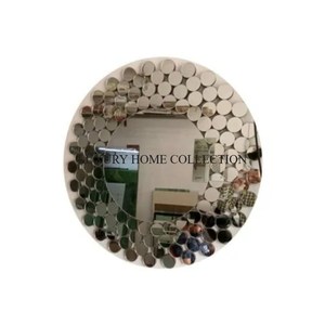 Cadre de miroir mural en métal d'inspiration antique avec des détails complexes pour une mise à niveau élégante de la décoration intérieure vintage - Product Image 3