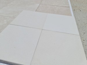 Carreaux de pavés antidérapants en marbre blanc Cem, sablée et brossée, 20x20cm, petit échantillon, design moderne pour allées de villas intérieures - Product Image 6