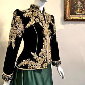 Veste TENDANCE EN VELOURS NOIR & ROBE KARAKOU VERT AVEC Perles De Verre En Cristal Agrémentées, pierre, Dabka Work Wedding Party Wear = 2024 - Product Image 1