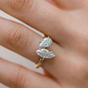 แหวนแต่งงานแบบคลาสสิกสองสี ประดับมอยส์ซาไนต์ทรงลูกแพร์ 1.2 กะรัต และทรงมาร์ควิส 1.4 กะรัต รุ่น Toi et Moi จาก Black Pearl Jewels สำหรับผู้หญิง - Product Image 3