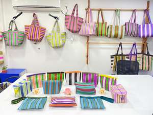 Sacs de plage en nylon réutilisables écologiques de haute qualité, étuis à cosmétiques tendance en plastique recyclé tissé à la main avec fermeture éclair RPET - Product Image 3