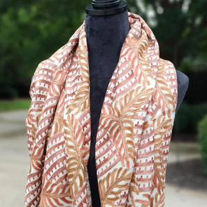 Châle en cachemire traditionnel vibrant avec broderie Paisley et pompons fins Pièce de mode d'hiver - Product Image 1