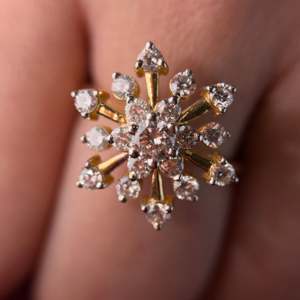 แหวนเพชร AR-1012 สำหรับงานหมั้น สวยหรูและทนทาน - Product Image 3
