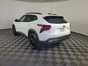 CLEAN USED 2024 Trax Activ FWD Conduite à gauche ACC Intérieur cuir foncé Pneus R19 - Product Image 6