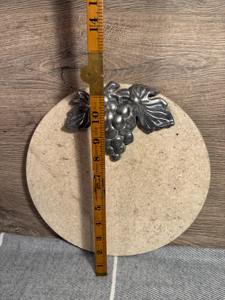 Tabla de Cortar Moderna de Madera con Detalles de Uvas para Exhibición en la Cocina, Ideal para Servir Queso, Fruta, Pan y Presentación de Regalos - Product Image 2