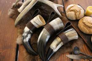 Cuerno para beber tallado vikingo auténtico, Forma natural ecológica, estilo animal y religioso con soporte de cuero para cerveza de hidromiel - Product Image 4