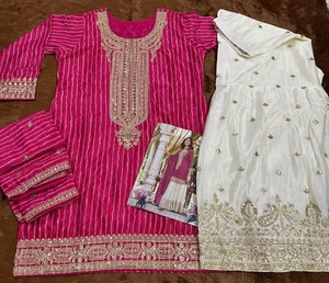 Élégant costume de palazzo entièrement cousu en soie de chinon lourde avec impression numérique avec broderie complexe et travail de séquence - Product Image 5