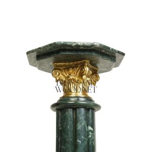 Socle en marbre vert foncé de luxe avec capitale en laiton corinthien - Product Image 2