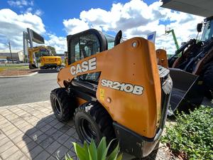 Cargadora compacta CASE SR210B con brazo telescópico, potencia hidráulica auxiliar, cucharón QT, un solo propietario - Product Image 4