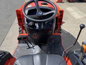 รถแทรกเตอร์คูโบต้า LX2620HSD ปี 2025 - รถแทรกเตอร์อเนกประสงค์ขนาดกะทัดรัด ระบบไฮโดรสแตติก พร้อมเครื่องยนต์ดีเซล 26 แรงม้า ระบบขับเคลื่อน 4 ล้อ พร้อมที่ตักด้านหน้าและมอเตอร์ - Product Image 6