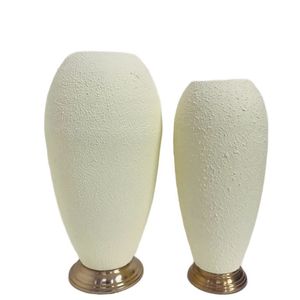 Jarrón decorativo moderno con cuerpo texturizado y base con acabado de metal, ideal para una elegante decoración interior del hogar y una exhibición de mesa - Product Image 1