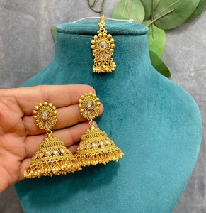 Boucles d'oreilles et Tikka de haute qualité, plaquées or, finition antique, aspect traditionnel, collections de vêtements de mariage pour femmes - Product Image 1