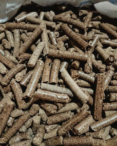 Granulés de bois de pin de qualité industrielle, briquettes de combustible, tailles 6 mm et 8 mm, prix compétitif, qualité d'exportation, emballage, approvisionnement mondial - Product Image 1