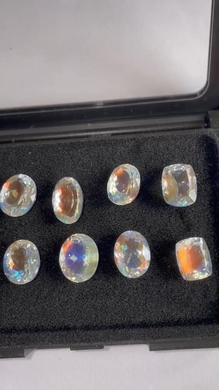 สีขาวสีส้มสีฟ้า