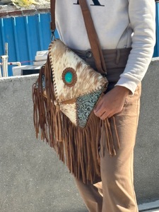 Bolso con flecos de piel de vaca auténtica, bolso de cuero elegante con pelo en piedra turquesa, bolsos bohemios hechos a mano al por mayor - Product Image 3