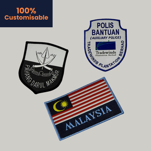 Etiqueta tejida cortada con láser personalizada con borde bordado Etiquetado elegante en forma de rollo para la identidad de marca de moda en los accesorios - Product Image 1