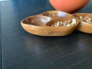 Plato de madera dividido para servir nueces, aperitivos, frutas secas, postres, ensalada de desayuno, plato de cocina de mesa - Product Image 4