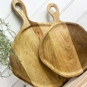 Planche à découper en bois naturelle et écologique fabriquée à la main personnalisée pour servir du fromage et couper des légumes en forme ronde - Product Image 4