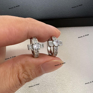 Pendientes de Aro Cruzados de Plata 925 con Engaste de Púas y Moissanita Redonda en el Centro, Diseño de Lujo para Hombre y Mujer - Product Image 4