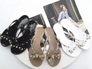 Großhandel <span class=keywords><strong>2026</strong></span> Modische PVC-Flip-Flops für Damen mit Nieten-Dekor, Übergrößen, Rutschfeste Winter-Strandsandalen - Product Image 1