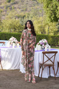 Sari estampado elegante en tela de mármol sin peso con borde de encaje de perlas y blusa coordinada para mujeres B2B suministro a granel - Product Image 5