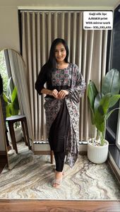 Kurti de Seda Cosmos Gaji con Trabajo de Espejos Reales, Ropa de Boda para Mujer, Hecho en India, En Stock - Product Image 3