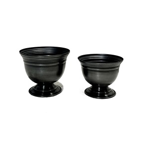 Vase à fleurs en métal de forme géométrique avec finition antique, en fer, pour plantes de table, ensemble de 3 tailles différentes en vente - Product Image 6