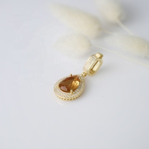 Diseño de pera Sultanite CZ Dangle Charm para brazalete Plata de Ley 925 Joyería artesanal al por mayor - Product Image 4