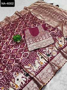 Les plus belles femmes portent des collections de saris en soie Banarasi pour la saison des mariages Vêtements téraditionnels indiens pour femmes - Product Image 5