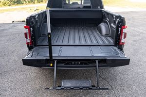 ฟอร์ด เอฟ-150 เวโลซีแร็ปเตอร์ 600 ปี 2022 ตรวจสอบแล้ว เครื่องยนต์ทวินเทอร์โบ วี6 ขับเคลื่อน 4 ล้อ ภายในสีรัพโซดี้ บลู ปรับแต่งเพื่อเพิ่มสมรรถนะ - Product Image 4