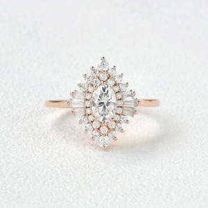 Bague de fiançailles en moissanite taille ovale avec halo floral, vintage, plaquée platine et rhodium, testée au diamant, adaptée pour un mariage, fine - Product Image 4