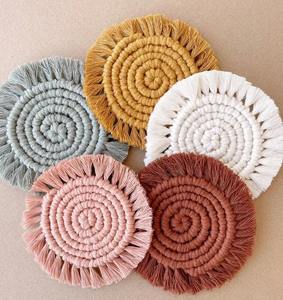 Hermosa alfombrilla de mesa de macramé hecha a mano, tejido de algodón bohemio, acento decorativo para mesa de comedor, sala de estar e interiores del hogar - Product Image 1