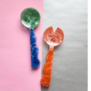 Service de couverts en résine fait main avec poignées en marbre doré, parfait pour la cuisine et les cadeaux élégants de la maison. - Product Image 4