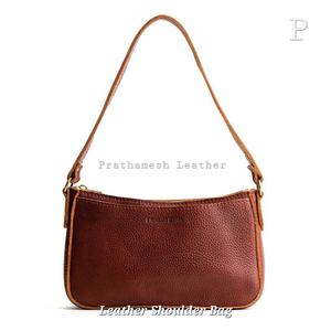 Sac à bandoulière en cuir à breloques convertibles Multi-Wear Sangles détachables Styles en cuir souple Élégance pratique Design polyvalent - Product Image 5